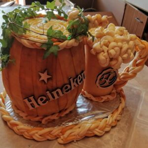 Syrová torta = kompozícia Pivný set Heineken